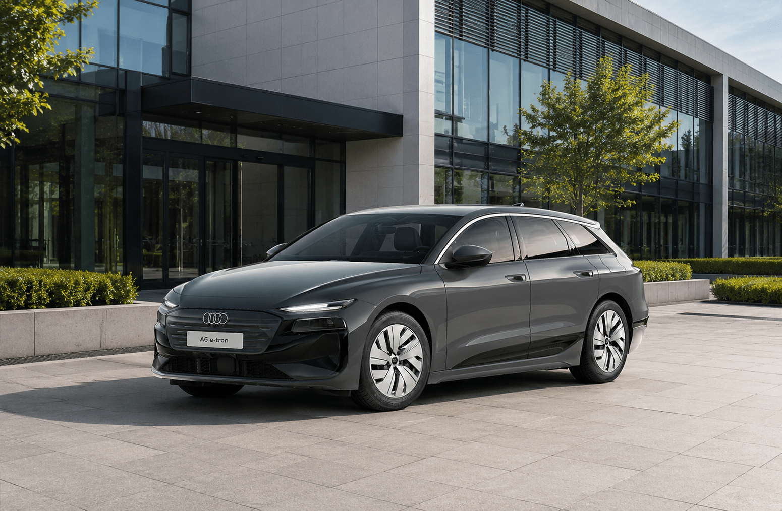 Audi A6 Avant e-tron vor Geschäftsgebäude